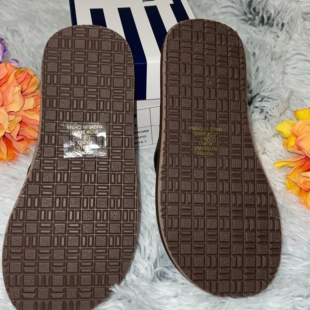 Crown & Ivy || youth size 1 Flip Flops NWB